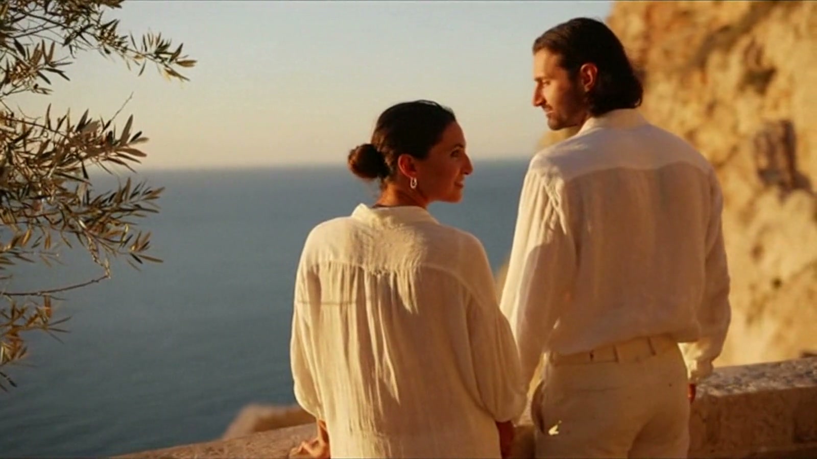 Couple side by side, cliff terrace